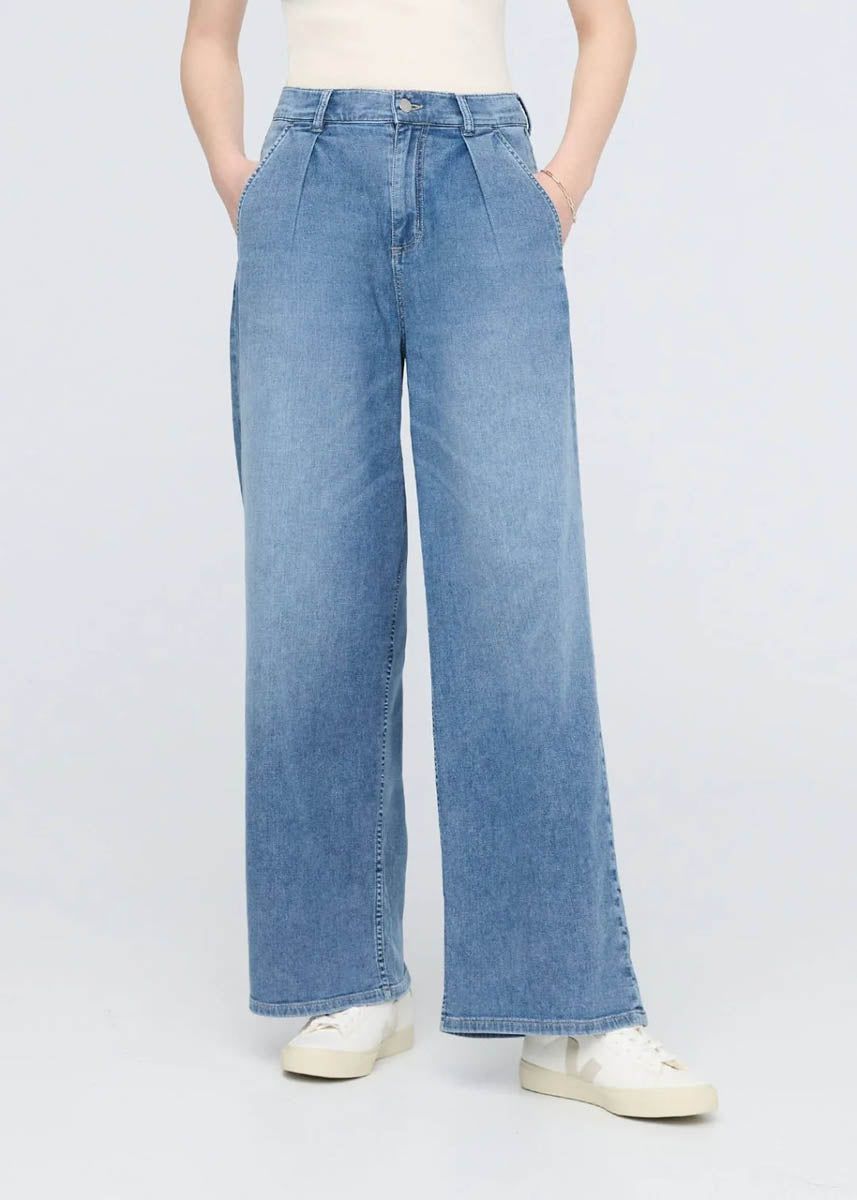 Women's Performance Denim Lite Pleated Pant DUER